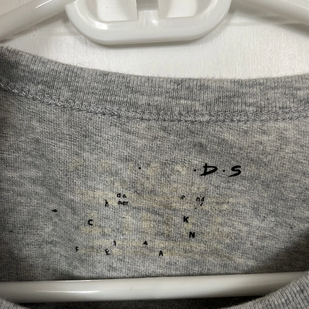 Embroidered FRIENDS cropped t shirt - Picture 3 of 3